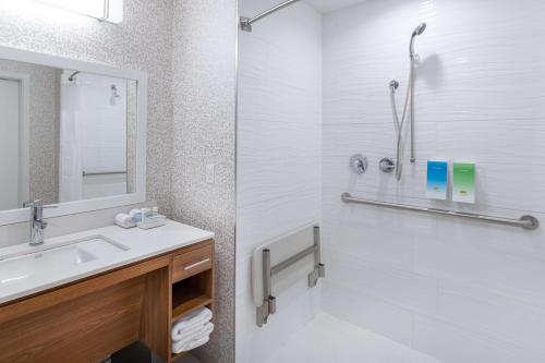 Home2 Suites by Hilton Raynham Taunton - 화장실