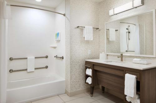 Bathroom, Home2 Suites by Hilton Stuart in Stuart (FL)