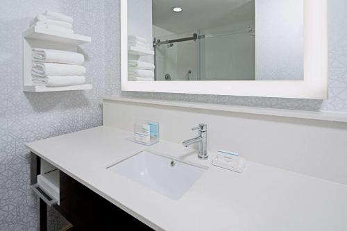 Hampton Inn & Suites - Gilroy, CA Room Type - Queen Room with Two Queen Beds