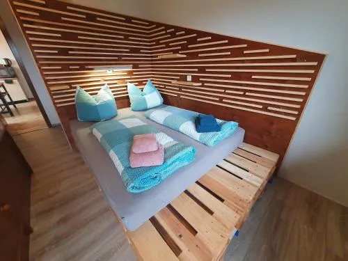 Ferienhaus-Schönwald, 2 Schlafzimmer, Küche, Dachterrasse, Balkon App24 in Schönwald, Deutschland