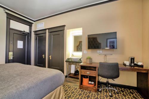 Queen Room image 5