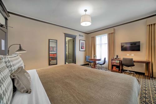 Queen Room image 3