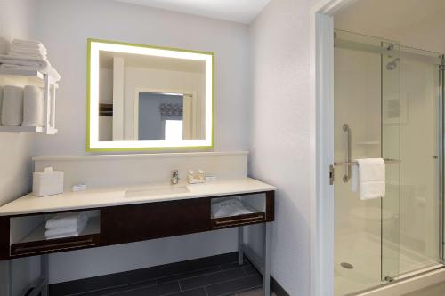 Hampton Inn & Suites Raleigh Midtown NC - image 11
