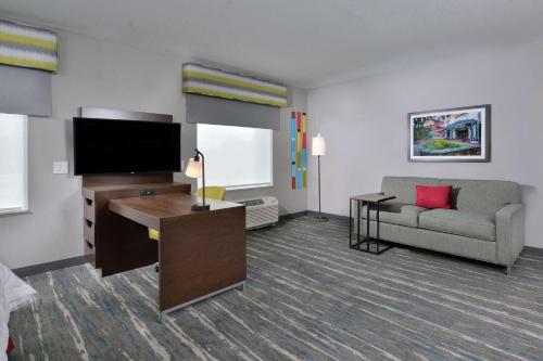 Hampton Inn & Suites Charlotte Northlake - image 4