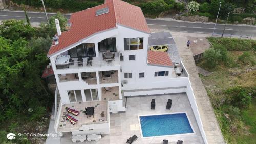 Apartmani Ana, Преко