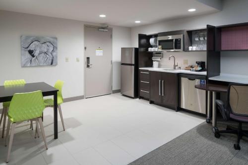 ห้องครัว, Home2 Suites by Hilton Fort Worth Cultural District near พิพิธภัณฑ์แห่งชาติและคาวเกิร์ล ฮอลออฟเฟม