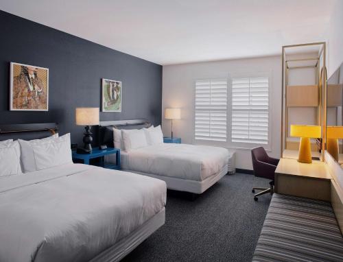 2 queen beds