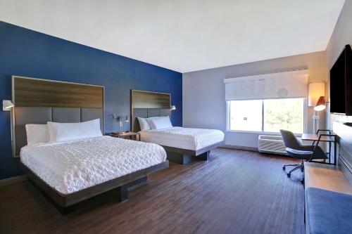 2 queen beds