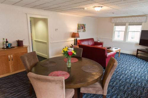 Capitol Plaza Hotel Montpelier Tapestry Collection by Hilton - image 12