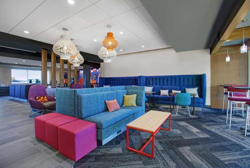 Tru by Hilton Stoughton - 로비