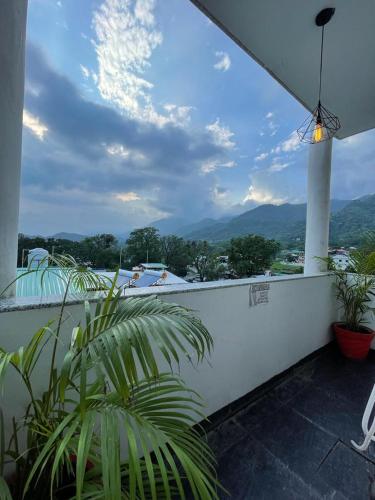 THE WALLOW INN -2BHK High Rise MUSSOORIE HILL VIEW CONDO