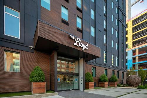 The Lloyd Stamford Tapestry Collection by Hilton - image 3