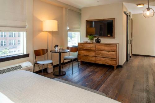 The Lloyd Stamford Tapestry Collection by Hilton - image 6