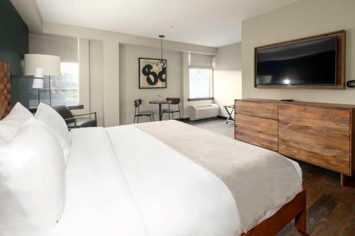 The Lloyd Stamford Tapestry Collection by Hilton - image 5