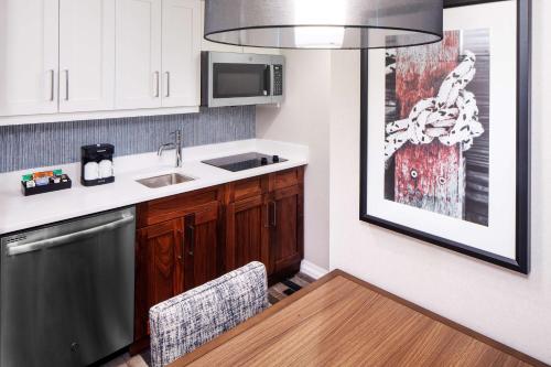 One-Bedroom King Suite image 4
