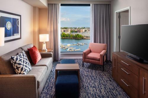 One-Bedroom King Suite image 6