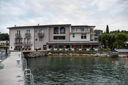 Esterno, Bella Hotel & Restaurant with private dock for mooring boats in San Felice del Benaco