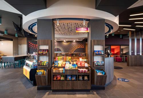 Tru By Hilton Phoenix Glendale Westgate - image 10