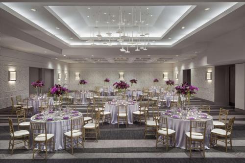 ห้องประชุม / บอลรูม, ฮิลตัน วอชิงตัน ดีซี แคปิตอล ฮิลล์ (Hilton Washington DC Capitol Hill) near ศูนย์บริการนักท่องเที่ยวอาคารรัฐสภาสหรัฐ