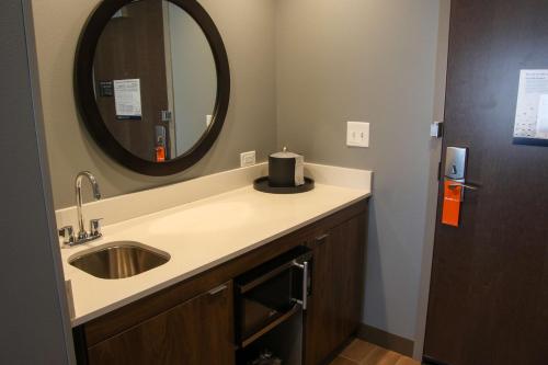 Hampton Inn & Suites Olean, NY - Tap to explore photos