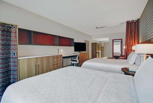 2 queen beds, 1 sofa bed