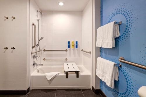 King Room with Bath Tub - Mobility Access