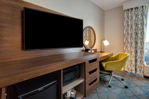 Hampton Inn & Suites Sunnyvale Silicon Valley Room Type - King Room - Hearing Access/Non-Smoking