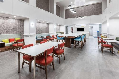 Hampton Inn & Suites Dallas I-30 Cockrell Hill TX - image 12