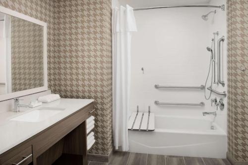 Queen Studio with Two Queen Beds - Mobility Access/Non-Smoking image 1