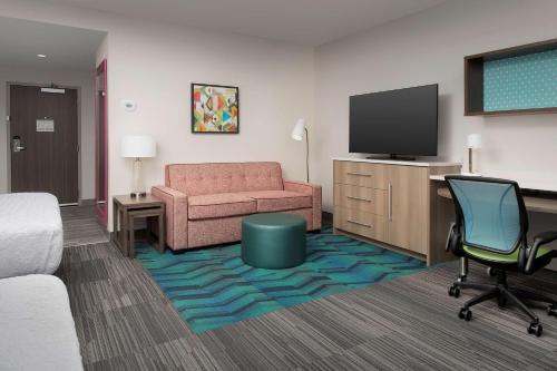 Queen Studio with Two Queen Beds - Non-Smoking image 5