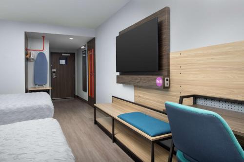 Queen Studio with Two Queen Beds - Non-Smoking image 3