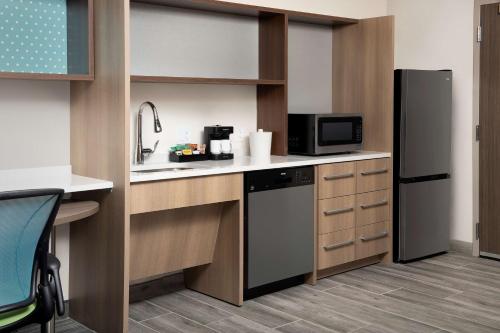 Queen Studio with Two Queen Beds - Mobility Access/Non-Smoking image 2