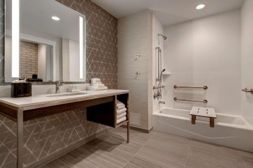 Hilton Garden Inn Temecula - image 3