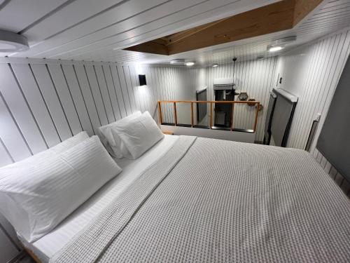 1 queen bed, 1 sofa bed