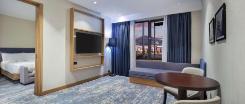 Deluxe Two-Bedroom King Suite with Mountain View