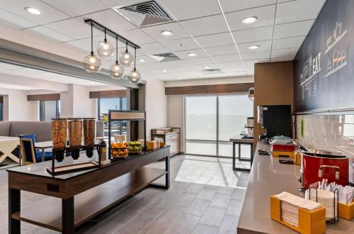 Hampton Inn by Hilton Colorado Springs Northeast - 식음료(F&B)