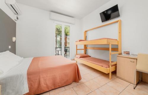 1 queen bed, 1 bunk bed