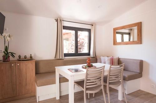 2 bedrooms, 4 beds
