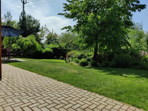 สวน, Apartman pod lipou - samostatny objekt - carport in ยาโรเมอร์