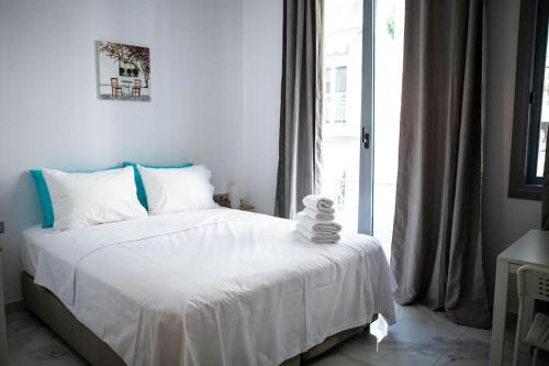 The Perfect Romantic Studio, Atenas
