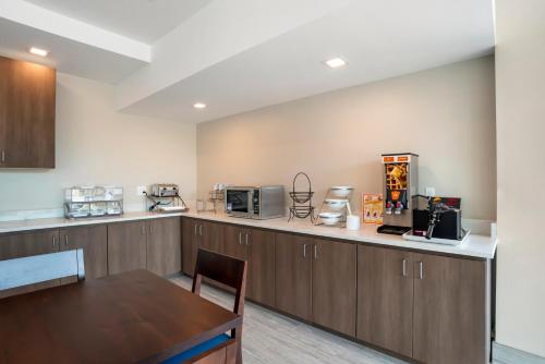 อาหารและเครื่องดื่ม, Comfort Inn & Suites Destin near Henderson Beach in เดสติน (FL)