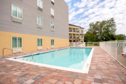 สระว่ายน้ำ, Comfort Inn & Suites Destin near Henderson Beach in เดสติน (FL)