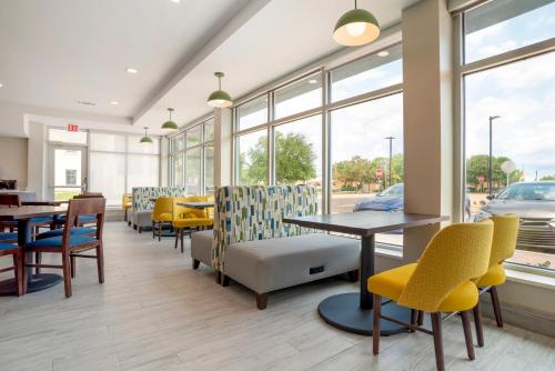 식음료(F&B), 컴포트 인 앤 스위트 데스틴 니어 헨더슨 비치 (Comfort Inn & Suites Destin near Henderson Beach) in 데스틴 (FL)