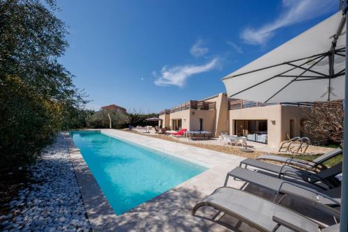 Belle villa contemporaine de 300m2 avec piscine