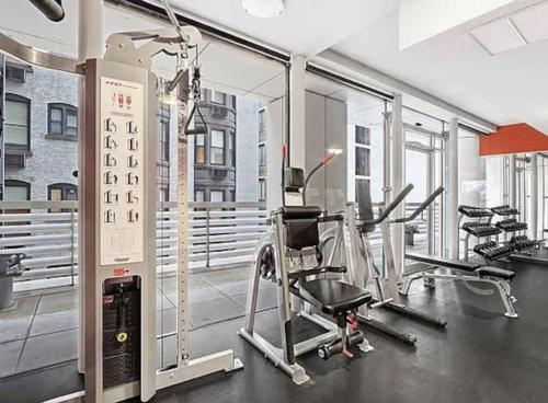 Stylish 2BD with Washer and Dryer near Times Square, New York (photo 2)