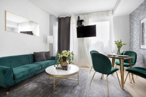 Stylish 2BD with Washer and Dryer near Times Square, New York (photo 8)