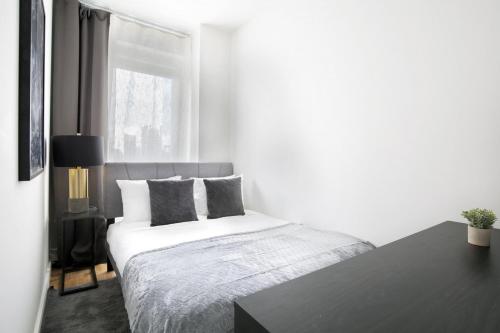 Stylish 2BD with Washer and Dryer near Times Square, New York (photo 9)