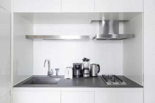 Stylish 2BD with Washer and Dryer near Times Square, New York (photo 10)