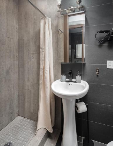 Modern Luxury 3BD and 2BA in the Heart of East Village, New York (photo 10)