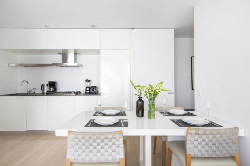 Modern 2BD in Midtown with Washer and Dryer in-unit, New York (photo 8)